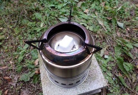 固形燃料を入れた薪ストーブ
