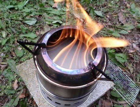 ストーブの内周りから炎が出ている様子