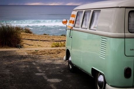 海辺に止まるキャンピングカー