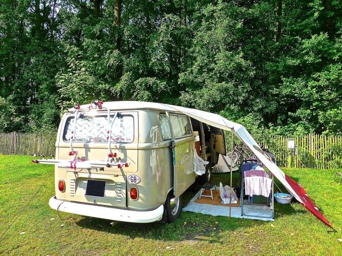 屋根を広げたキャンピングカー