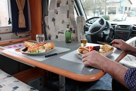 キャンピングカーの中のテーブルに並ぶ食事