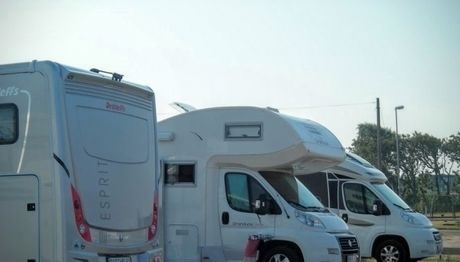 3台のキャブコンのキャンピングカー