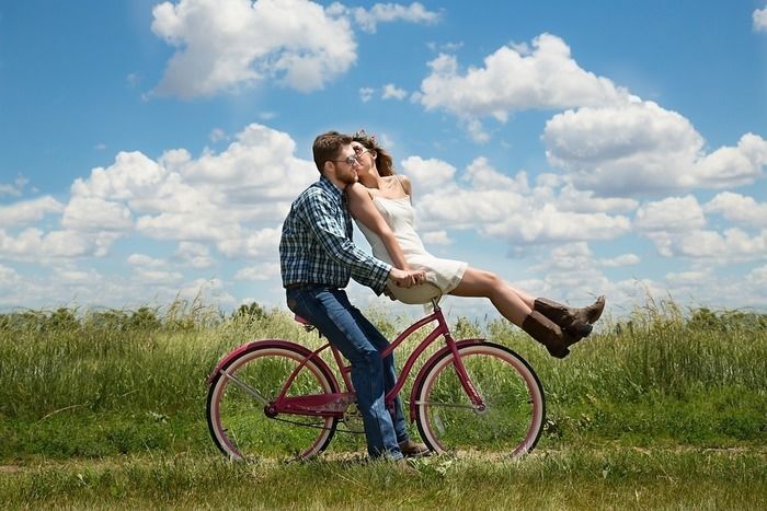 2人で自転車にのる男女