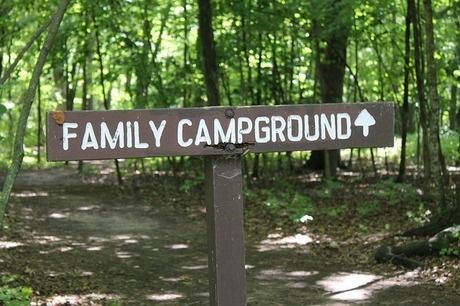 FAMILY CAMPINGROUNDと書かれた看板