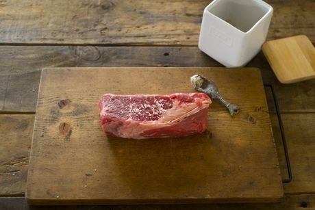 お皿の上に置かれた塊肉