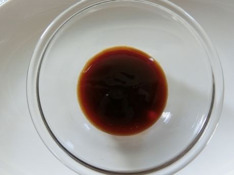 透明のボウルに入れられたステーキソース