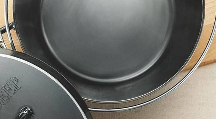 ユニフレームのダッチオーブンの特徴である黒皮鉄板