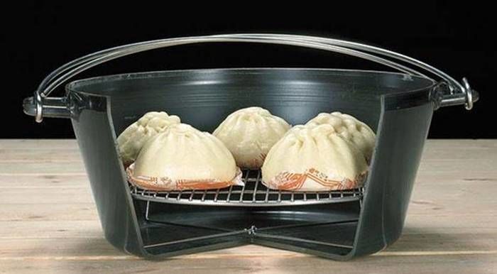 ユニフレームの底上げネットで調理される肉まん