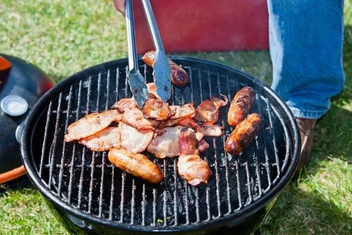 バーベキューで肉を焼く様子