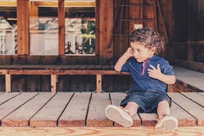 テラスに座る子供