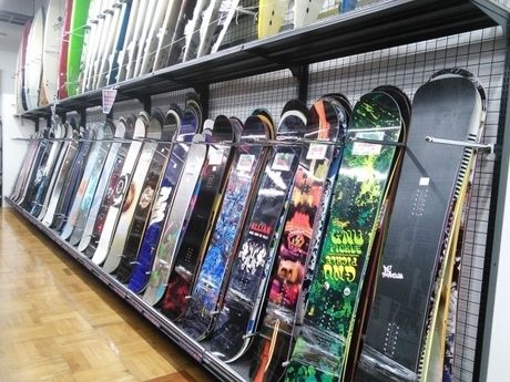 ヨドクラウド物置のスノーボード置き場