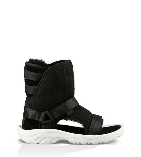UGGとTEVAの黒のブーツタイプのサンダル