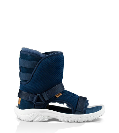 UGGとTEVAのネイビーのブーツタイプのサンダル