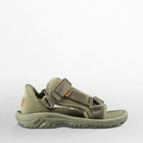 UGGとTEVAのカーキのコラボサンダル
