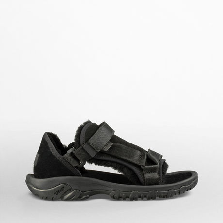 UGGとTEVAの黒のコラボサンダル