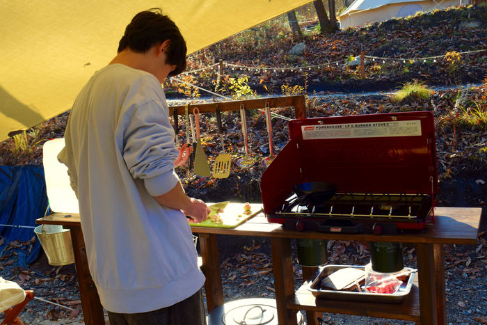 料理をする男性