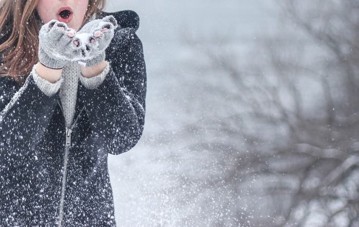 雪と女性