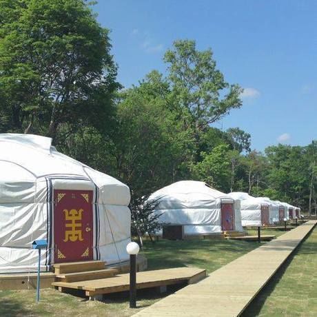 那須高原にあるモンゴリアンビレッジに並ぶゲル