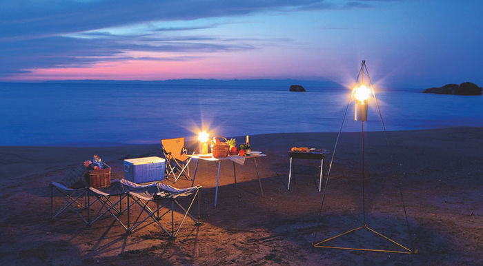 ランタンスタンドを用いた夕暮れ後の浜辺