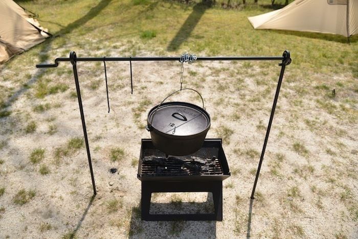キャンプマニアの焚き火ハンガーで 焚き火スト に 無駄のないデザインがカッコイイ 2ページ目 キャンプ アウトドア情報メディアhinata