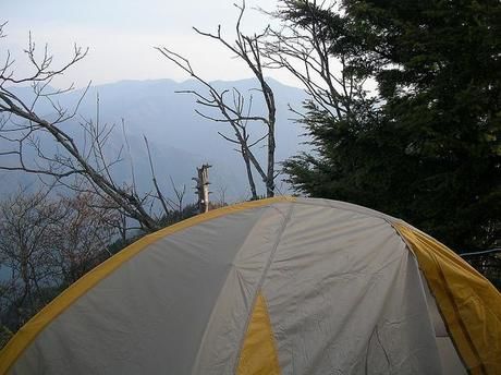 テントと山から見える景色