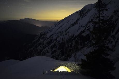 雪山の中に張られたテント