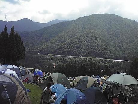 山に張られたたくさんのテント