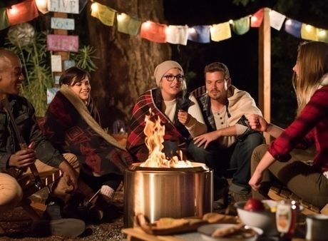 Bonfireを囲む人々