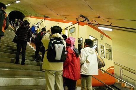 ロープウェイに並ぶ人々