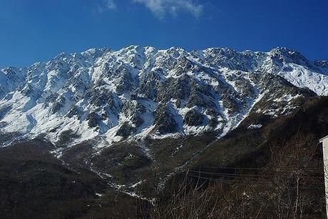 雪が積もった山々