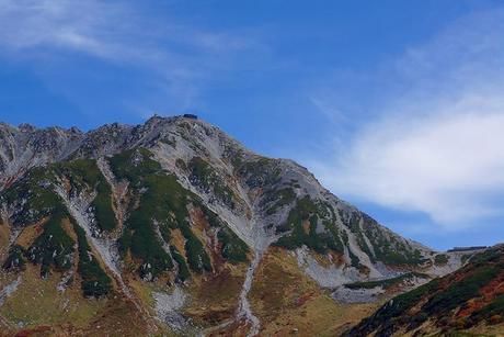 険しい山と青空