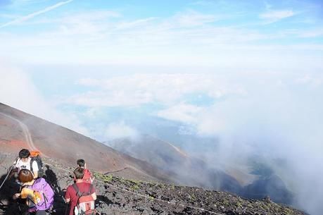 雲で視界が悪い中登山する人