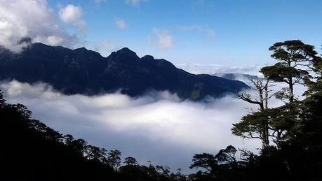 雲がかかった山