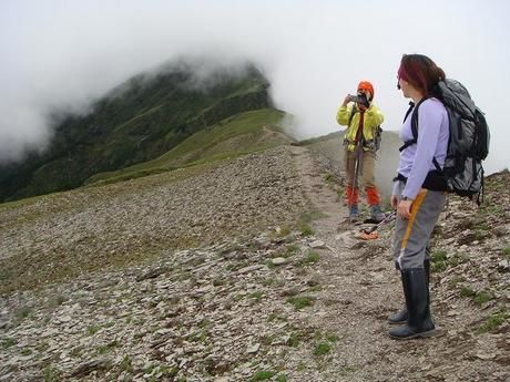 登山風景を写真に収める人