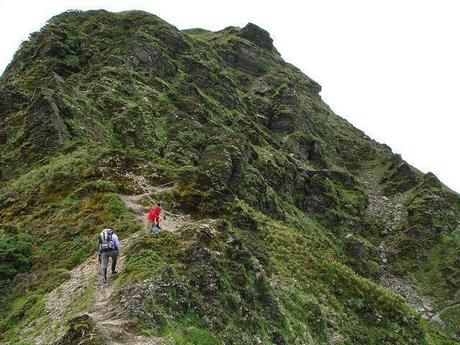 険しい山に登る人