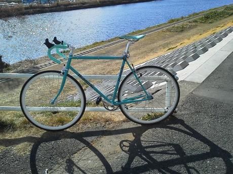 川沿いの土手に停められた自転車