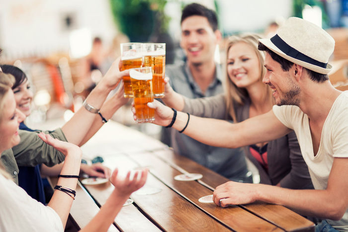 ビールを乾杯する男女