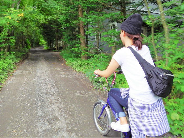 サイクリングをする女性