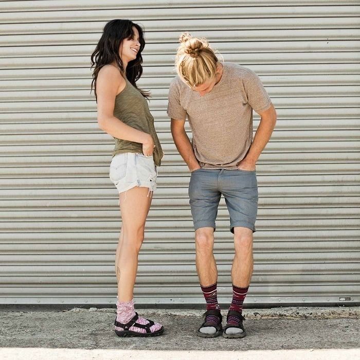 tevaを履き、靴下×サンダルコーデをする男女