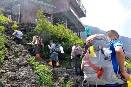 山小屋に到着した人々