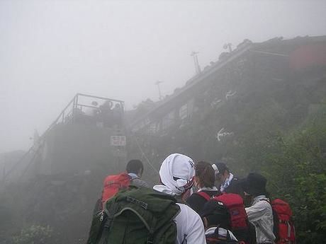 霧がかった中登山をする人