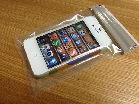 防水ケースに入ったスマホ