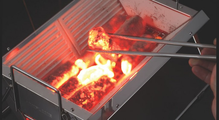 ユニフレームのBBQグリル、ユニセラに入った炭