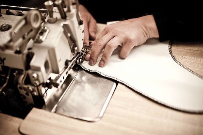 ダナーのブーツの生地を作成する様子