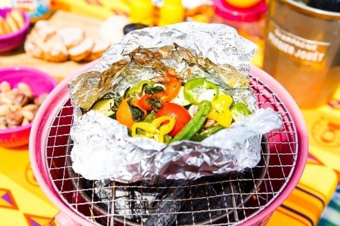 バーベキューグリルとホイル焼き