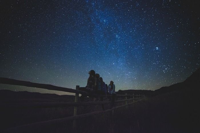 星空を見上げる人々