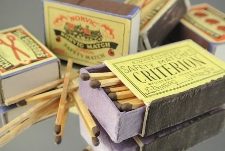 マッチの箱と箱から飛び出たマッチ棒
