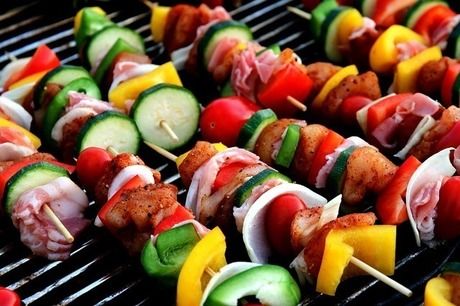 網の上で串に刺さった野菜を焼く様子