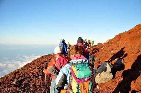 赤山を登る人々
