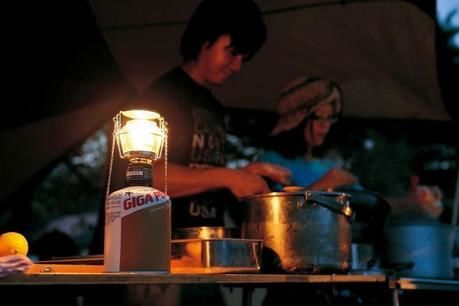 夕方料理をする人の手元を照らすランタン